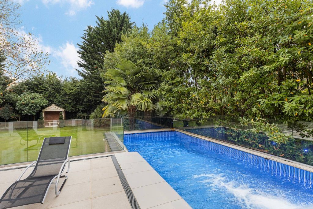 Luxury Detached House for sale in London, England luxury detached house for sale in london england10.jpg